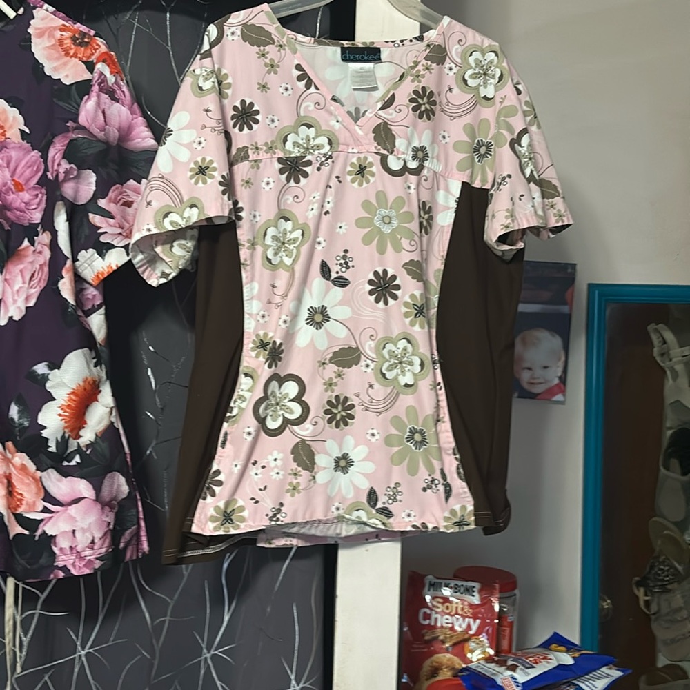 Cherokee scrub top with stretch side panels like new very comfortable